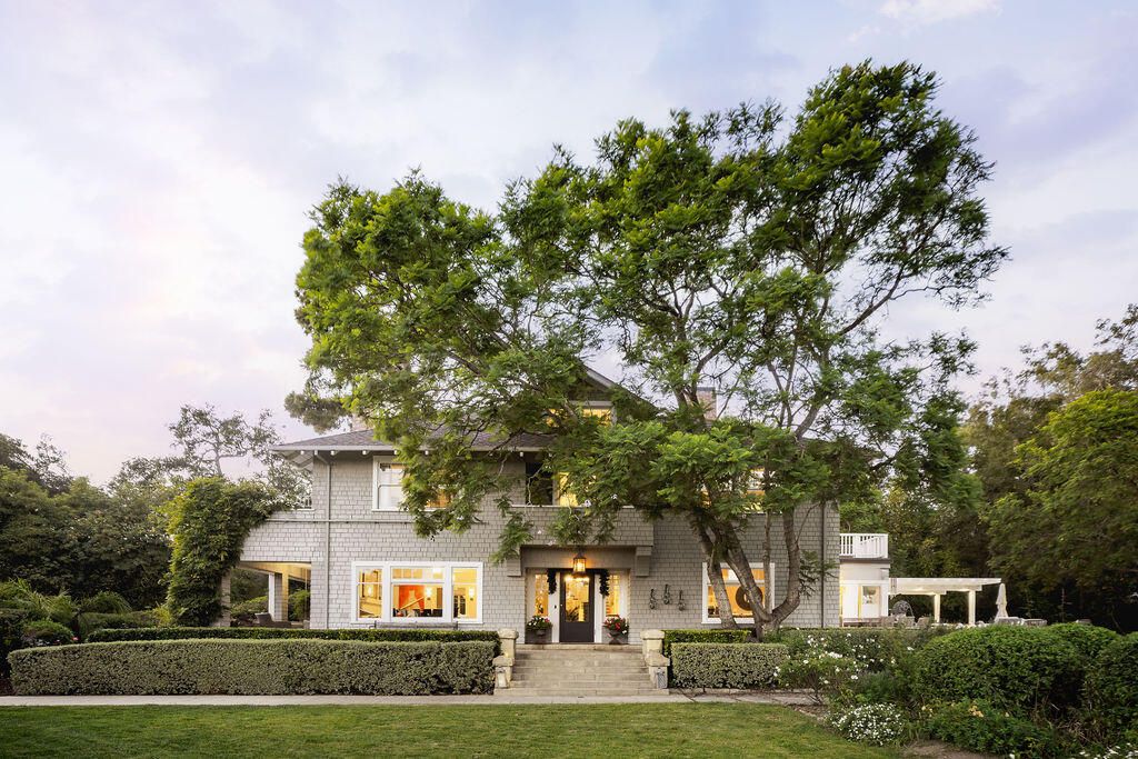 Exterior, Facade, Split Level