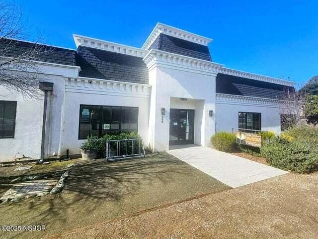 Exterior, Facade, Modern