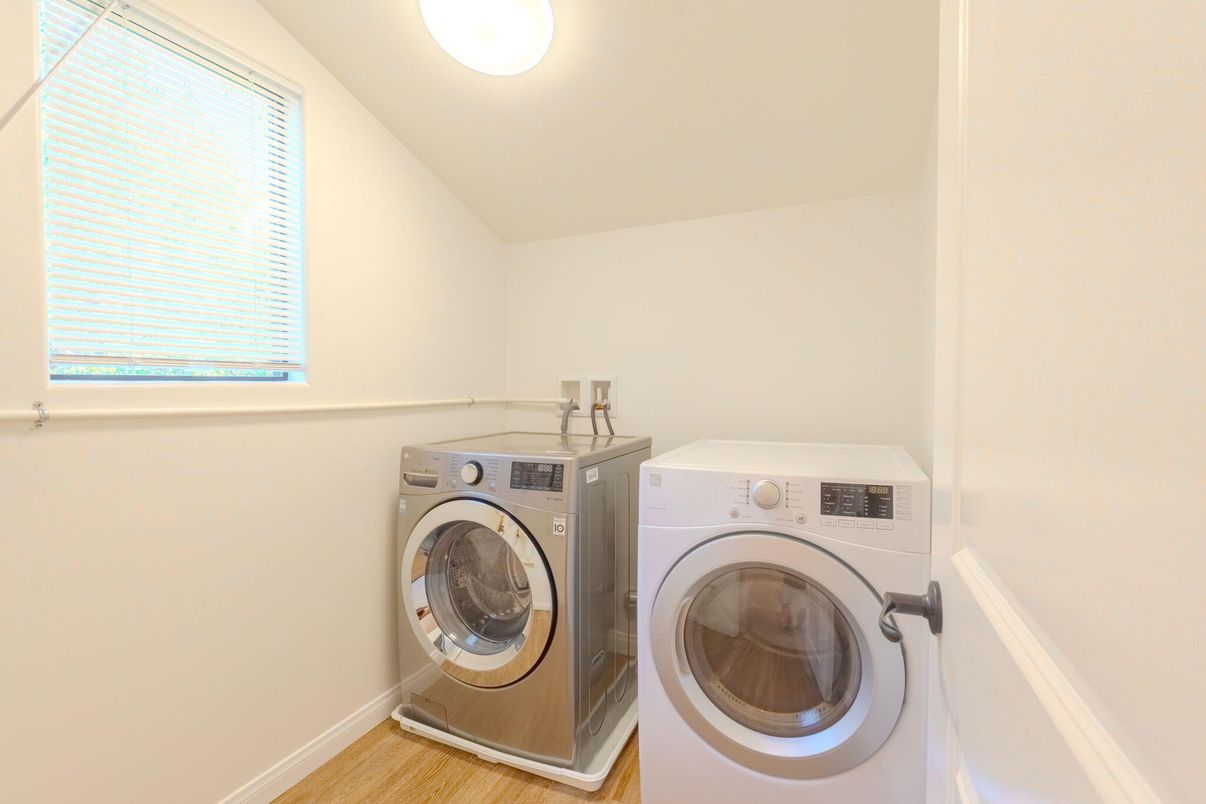 Interior, Washer, Wood Texture Flooring