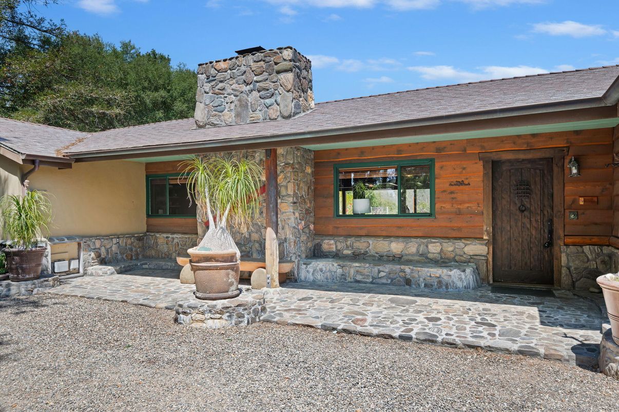 Exterior, Facade, Ranch