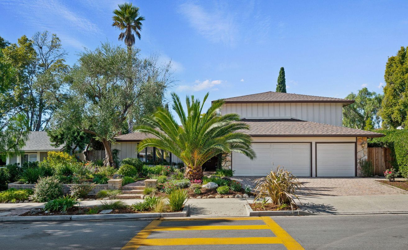 Attached, Exterior, Facade, Split Level