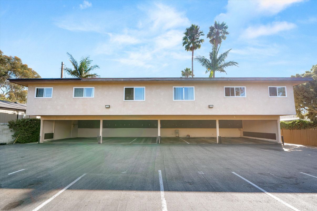 Exterior, Facade, Raised Ranch
