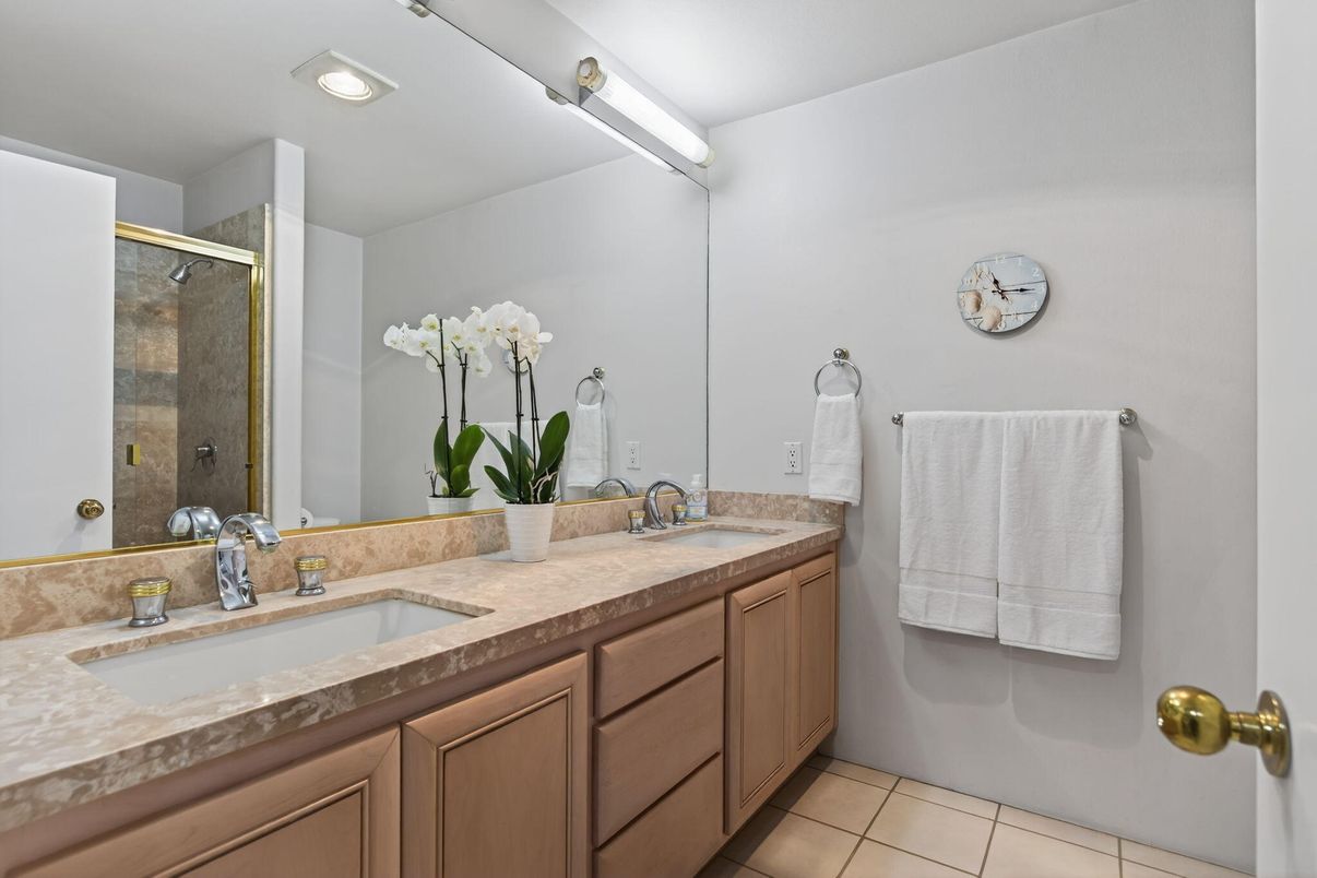 Bathroom, Dual Sink Vanities, Interior, Recessed Lighting