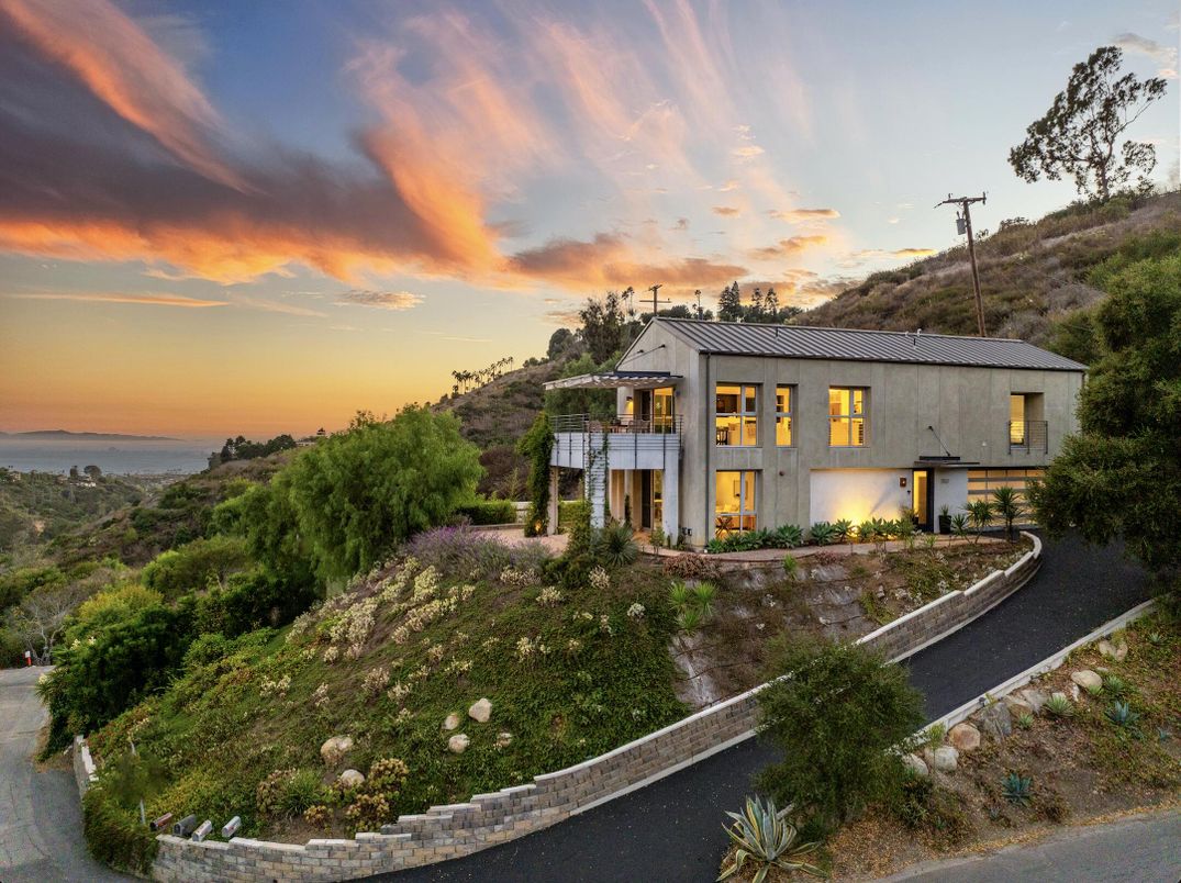 Exterior, Facade, Modern