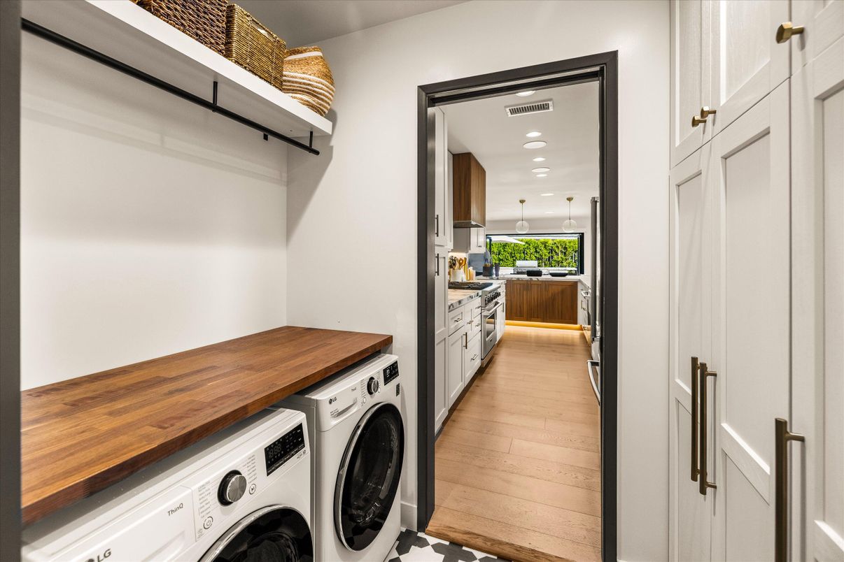 Interior, Pendant Lights, Recessed Lighting, Washer, Wood Texture Flooring