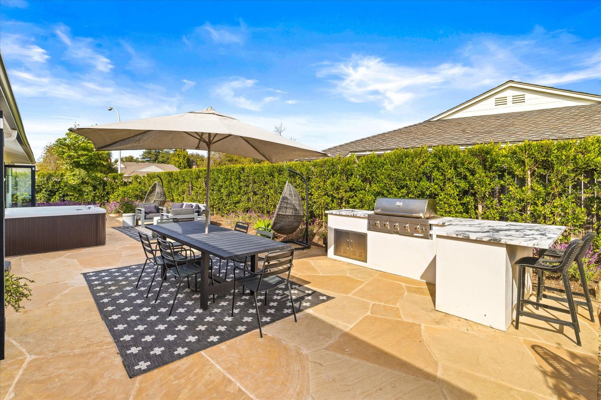 Exterior, Hot Tub, Outdoor Kitchen