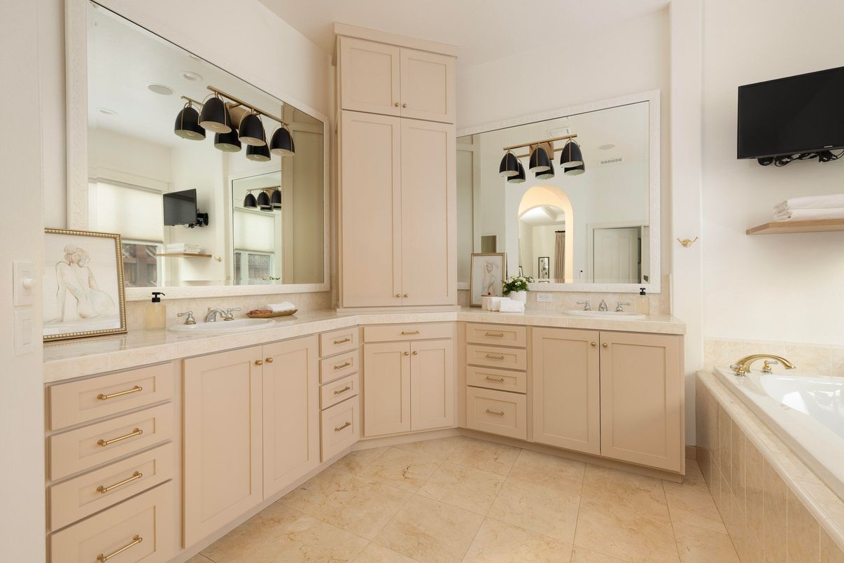 Bathroom, Dual Sink Vanities, Interior