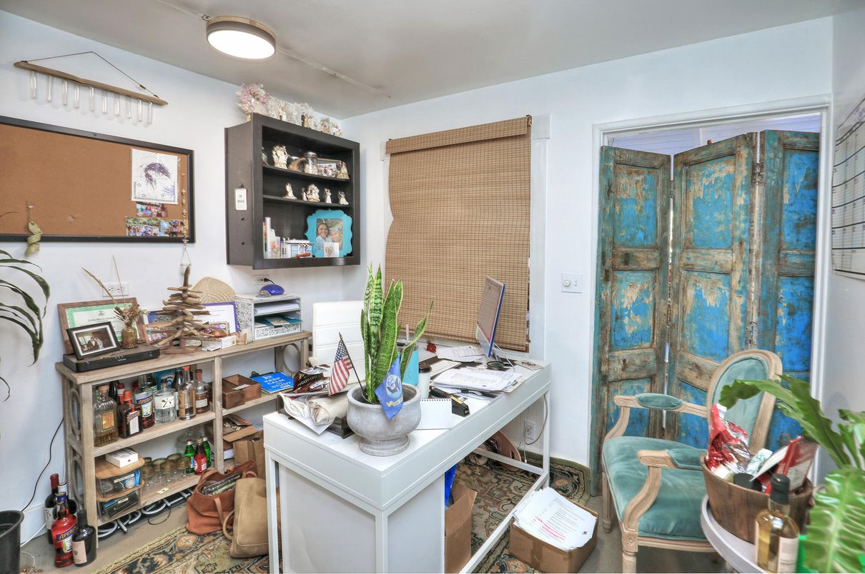 Home Office, Interior