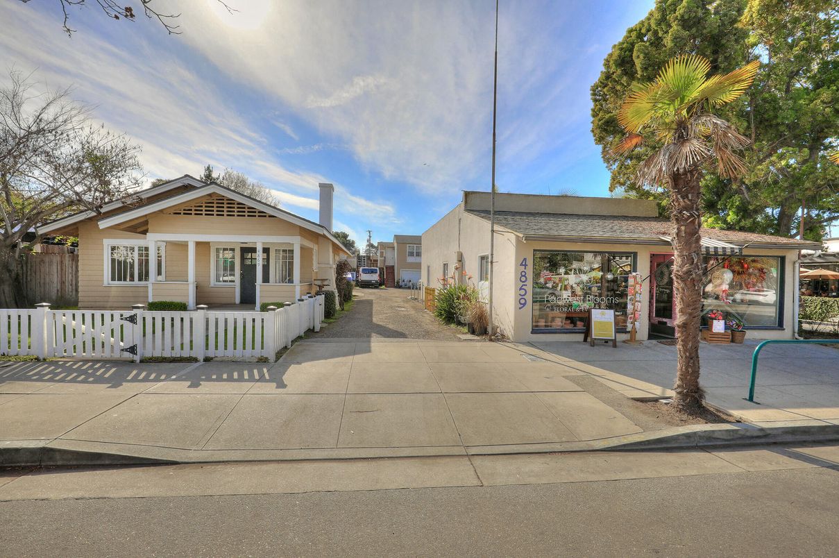 Exterior, Facade, Ranch