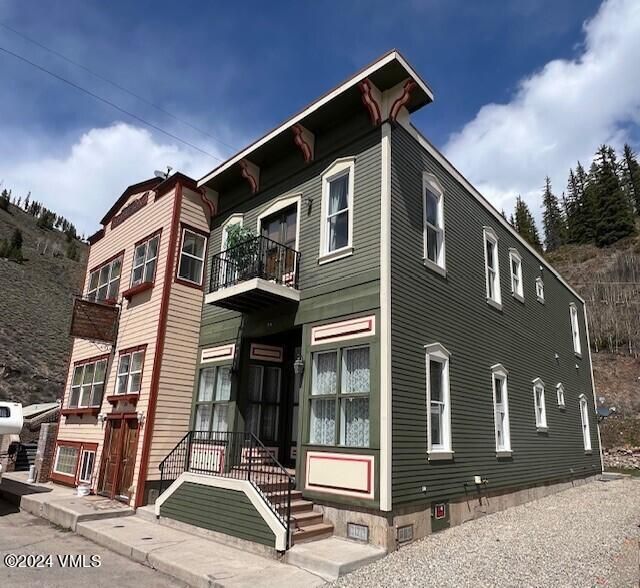 Exterior, Facade, Rowhouse