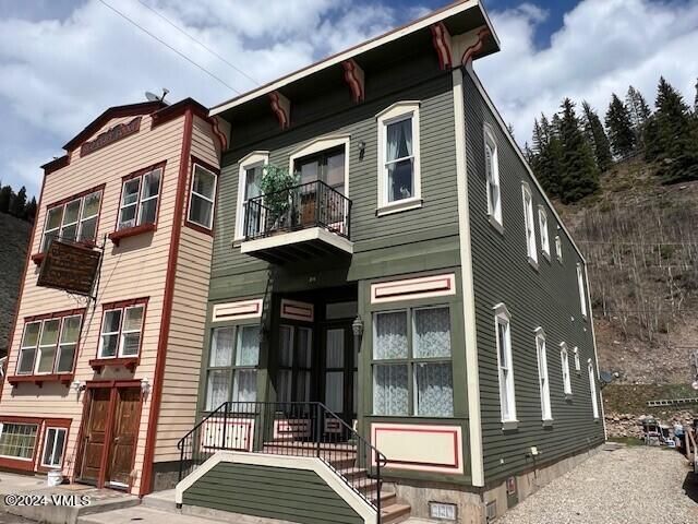 Exterior, Facade, Rowhouse
