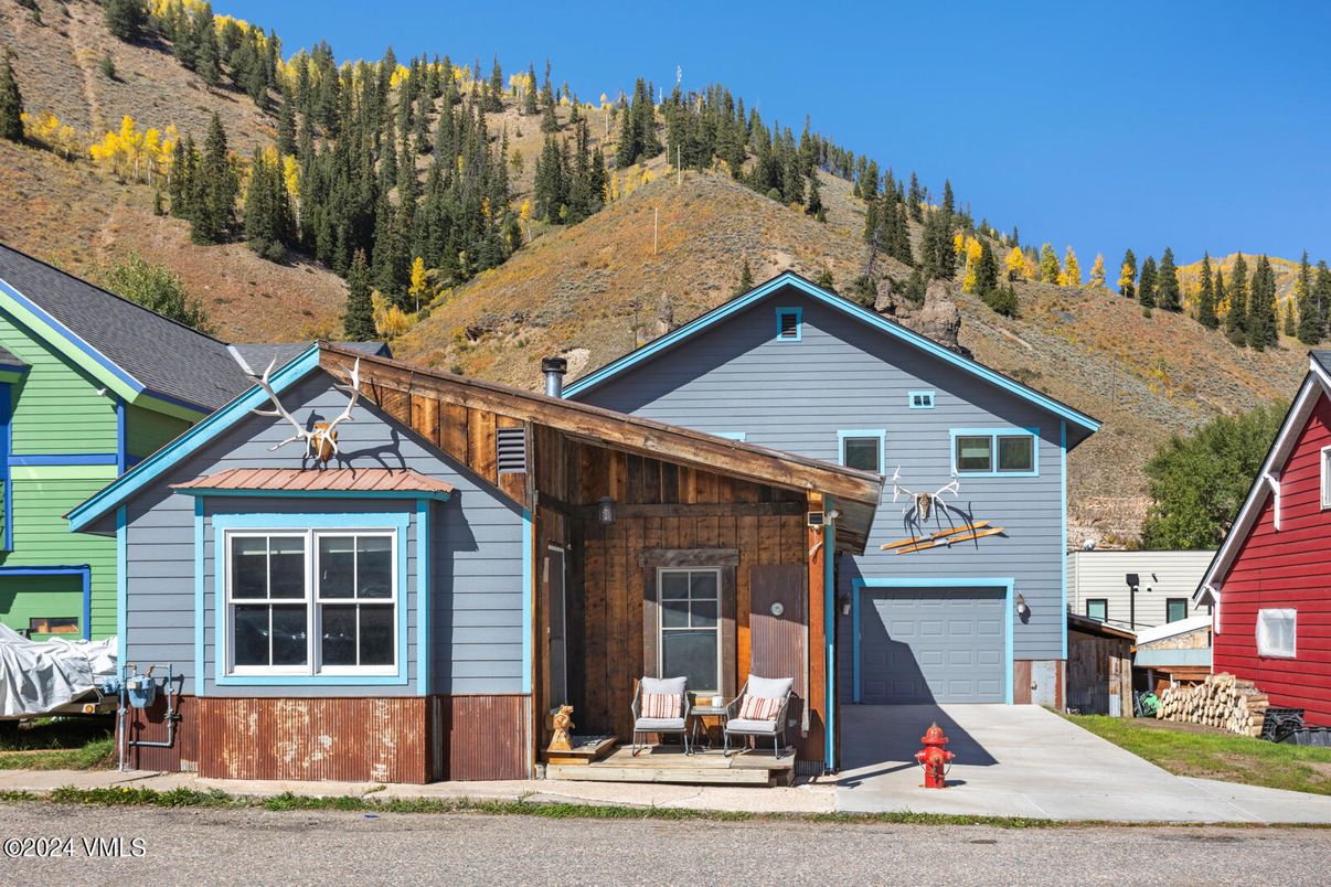 Attached, Exterior, Facade, Farmhouse