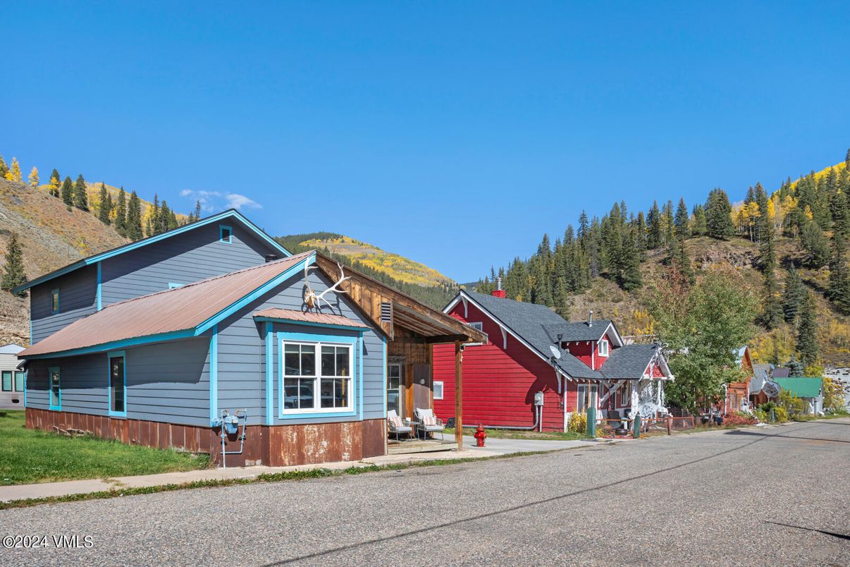 Exterior, Facade, Log Home