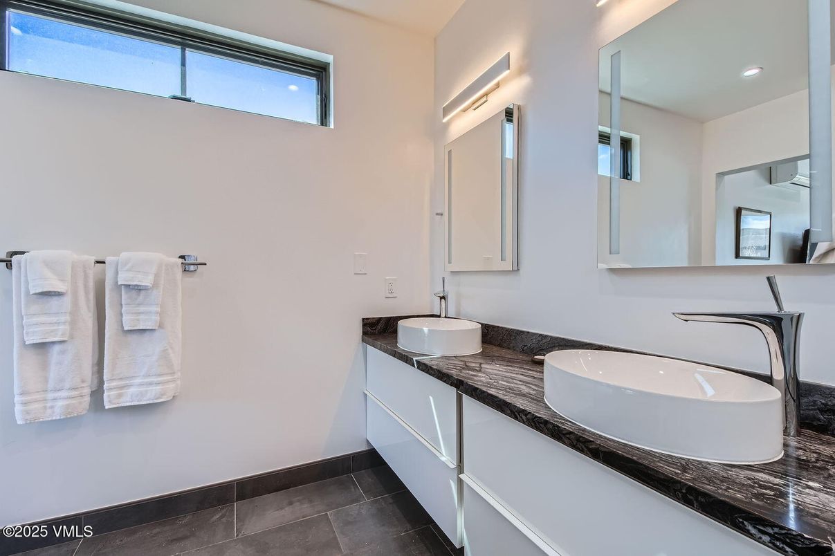 Bathroom, Dual Sink Vanities, Interior, Recessed Lighting