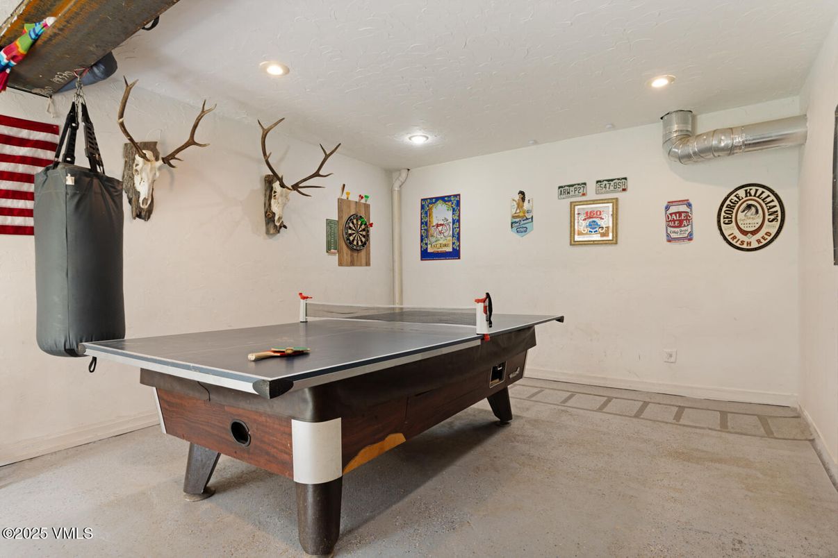 Game Room, Interior, Recessed Lighting