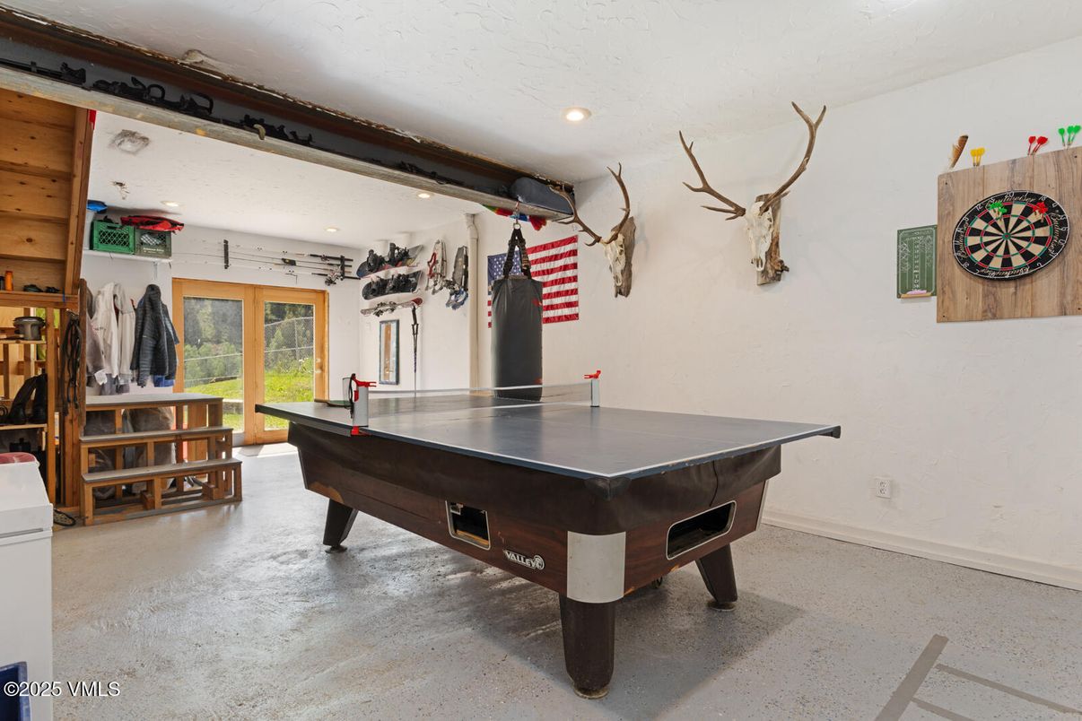 Game Room, Interior, Recessed Lighting