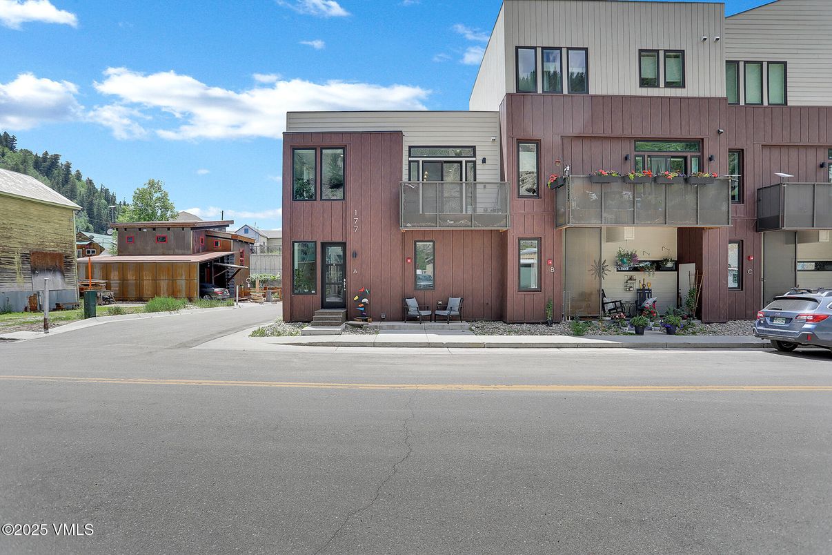 Exterior, Facade, Modern