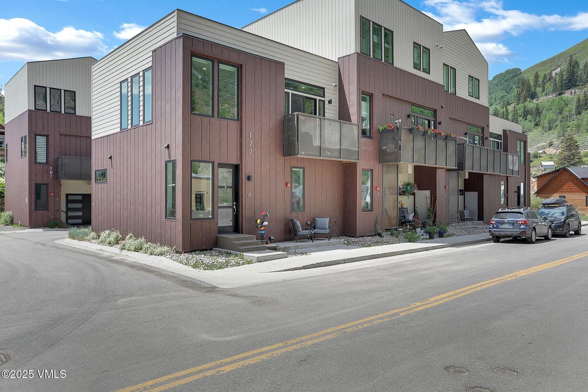Exterior, Facade, Modern