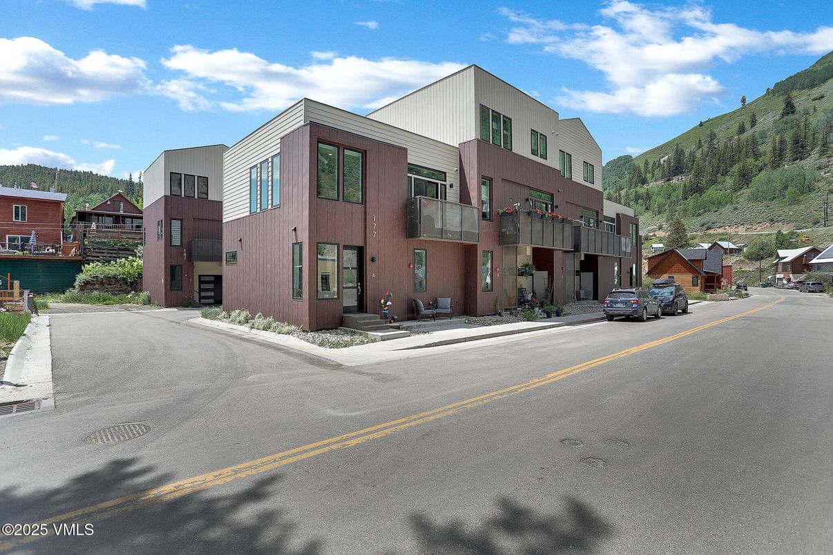 Exterior, Facade, Modern