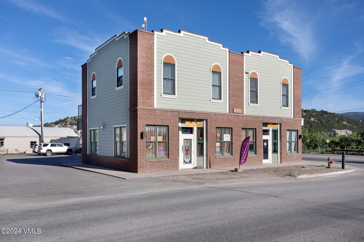Exterior, Facade, Brick Facade, Rowhouse