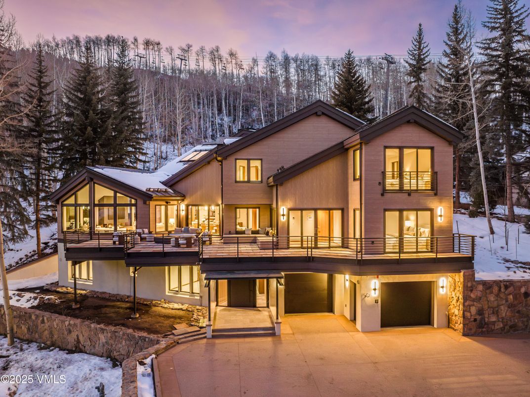 Exterior, Facade, Modern