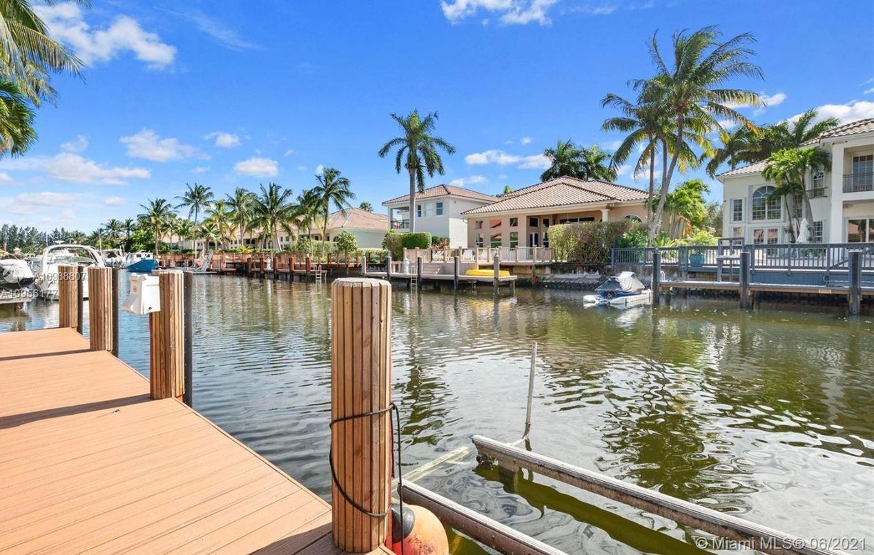 Exterior, Lake