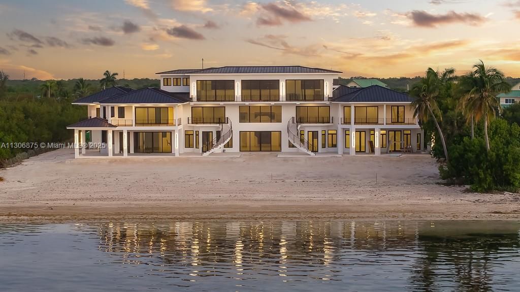 Exterior, Lake