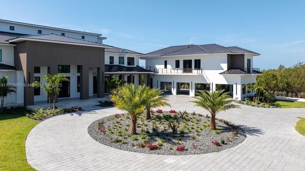 Backyard, Exterior, Facade, Modern