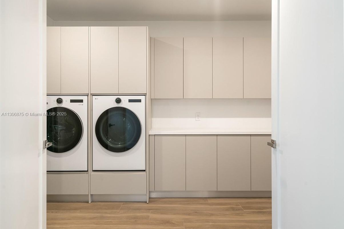 Interior, Washer, Wood Texture Flooring