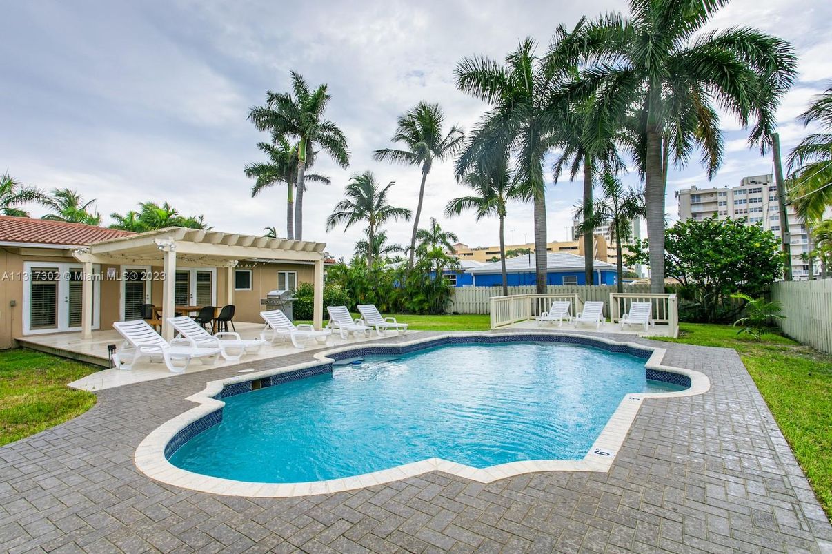 Exterior, Pool