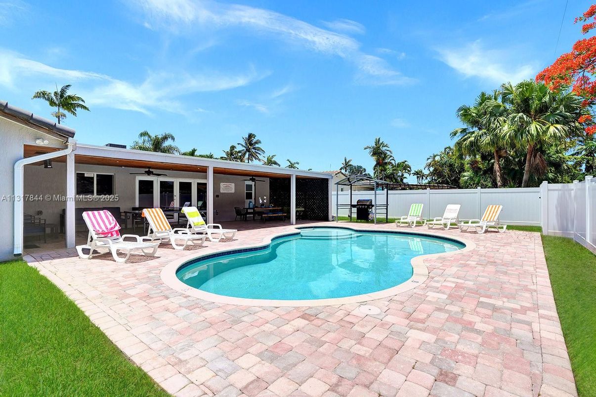 Exterior, Pool