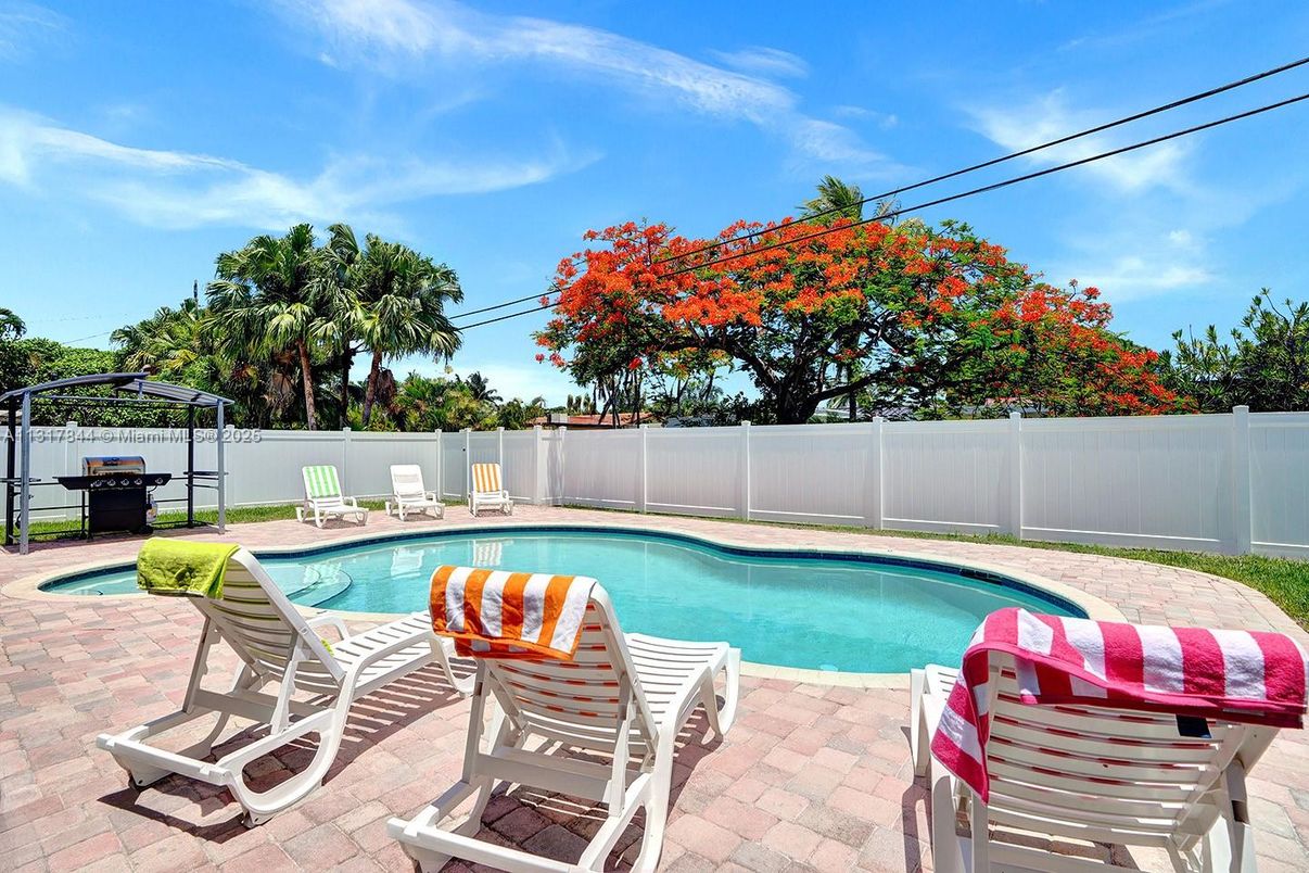 Exterior, Pool