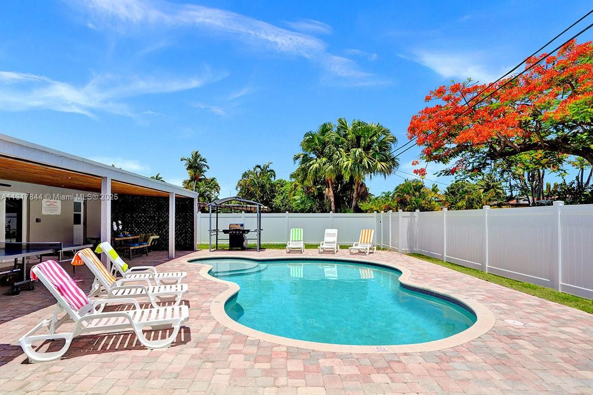 Exterior, Pool