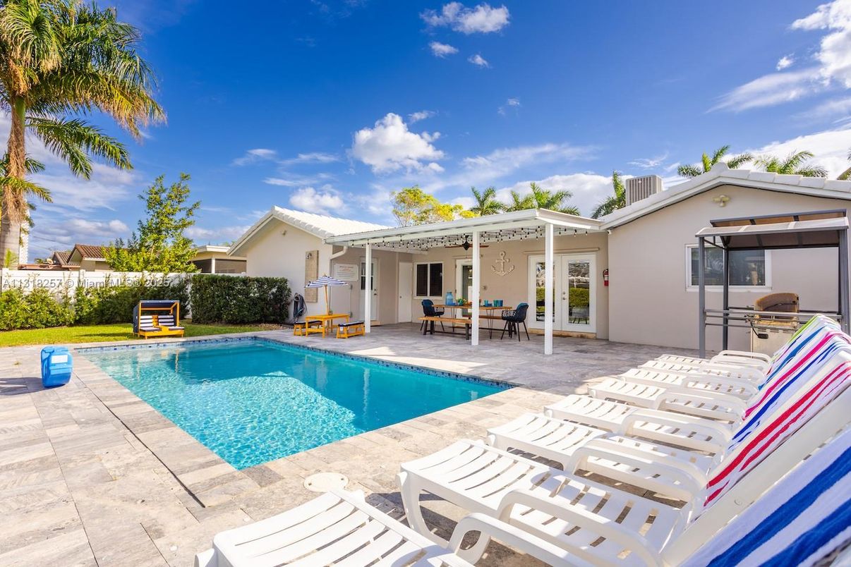Exterior, Pool