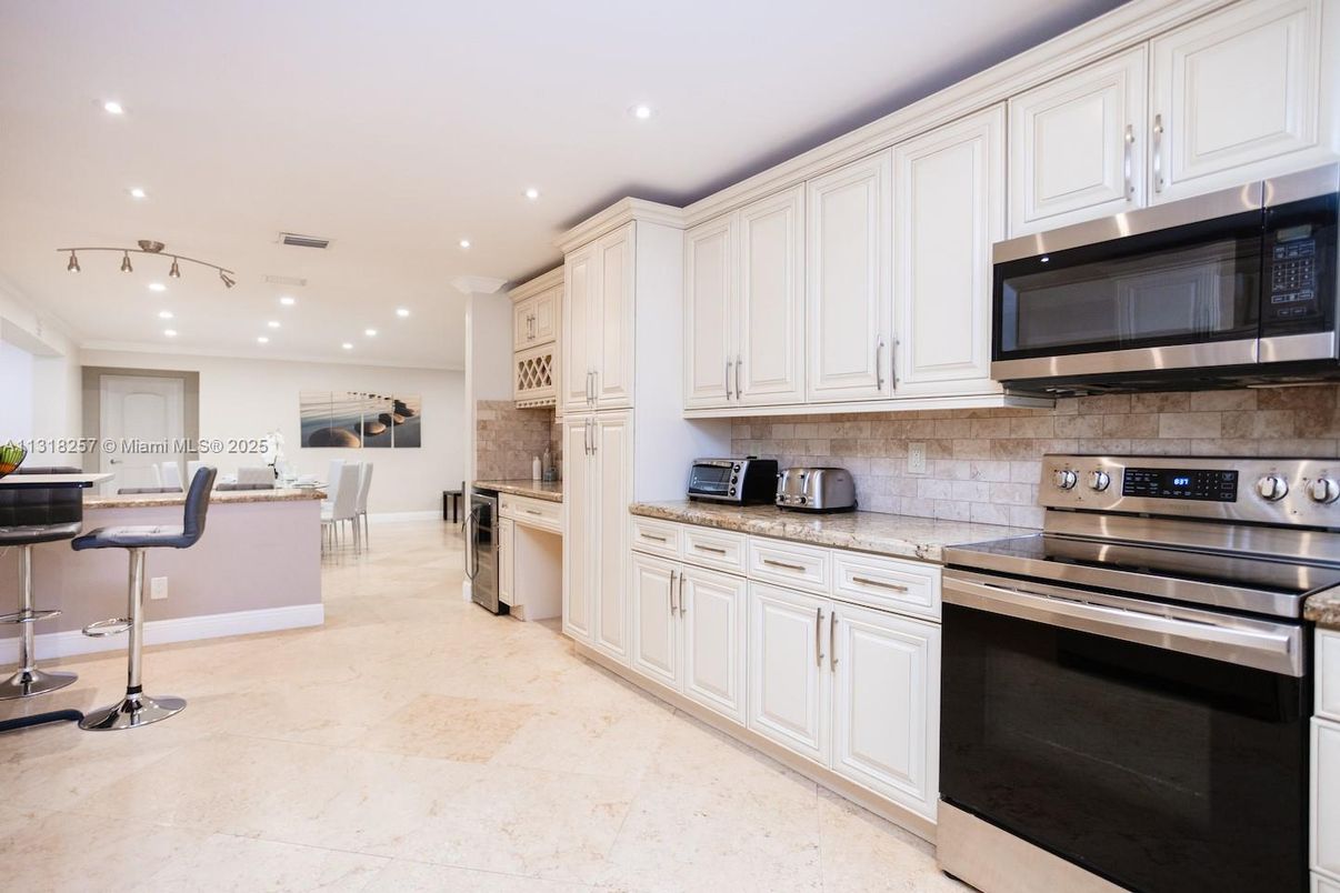 Dining room, Interior, Kitchen, Recessed Lighting, Stainless Steel Appliances