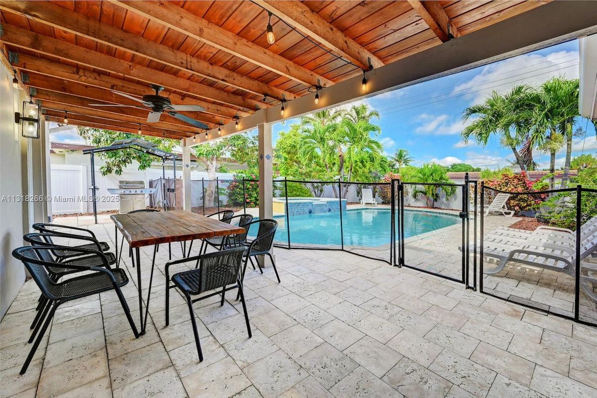Exterior, Pool