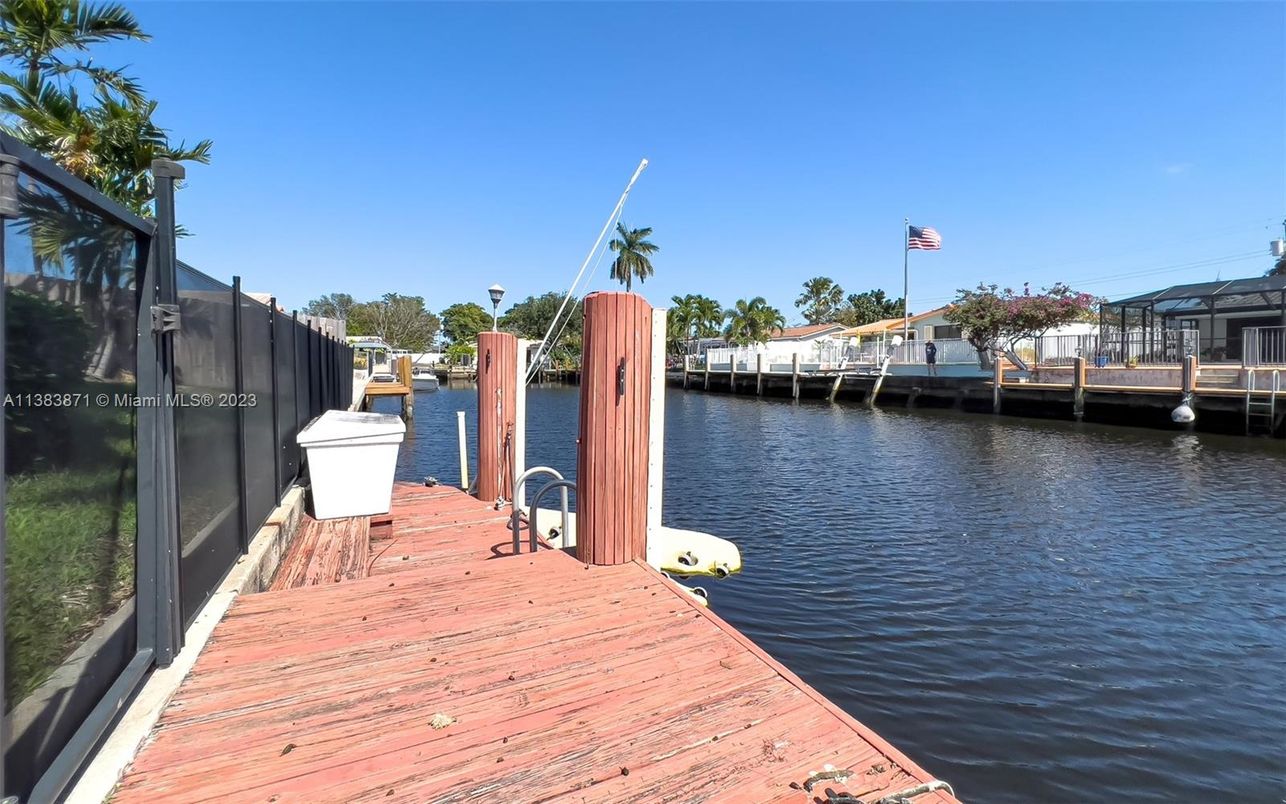 Exterior, Lake