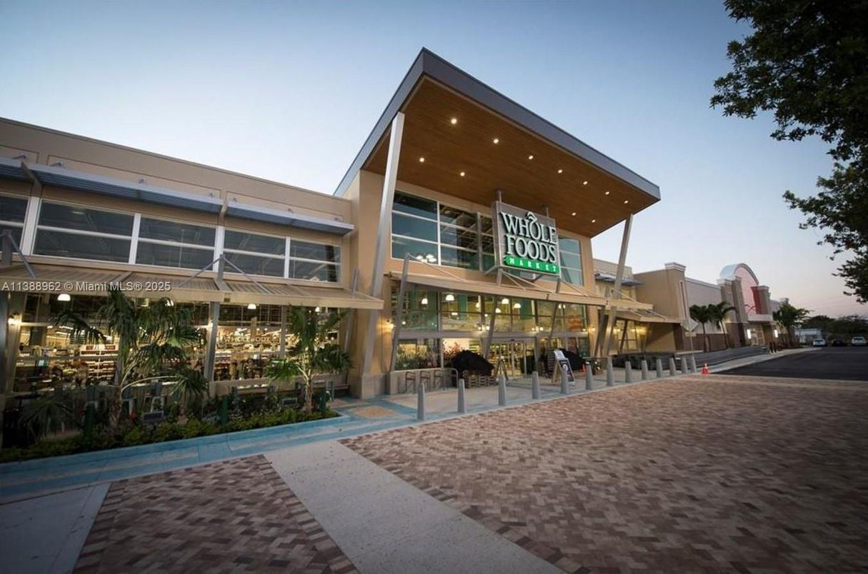 Exterior, Facade, Modern