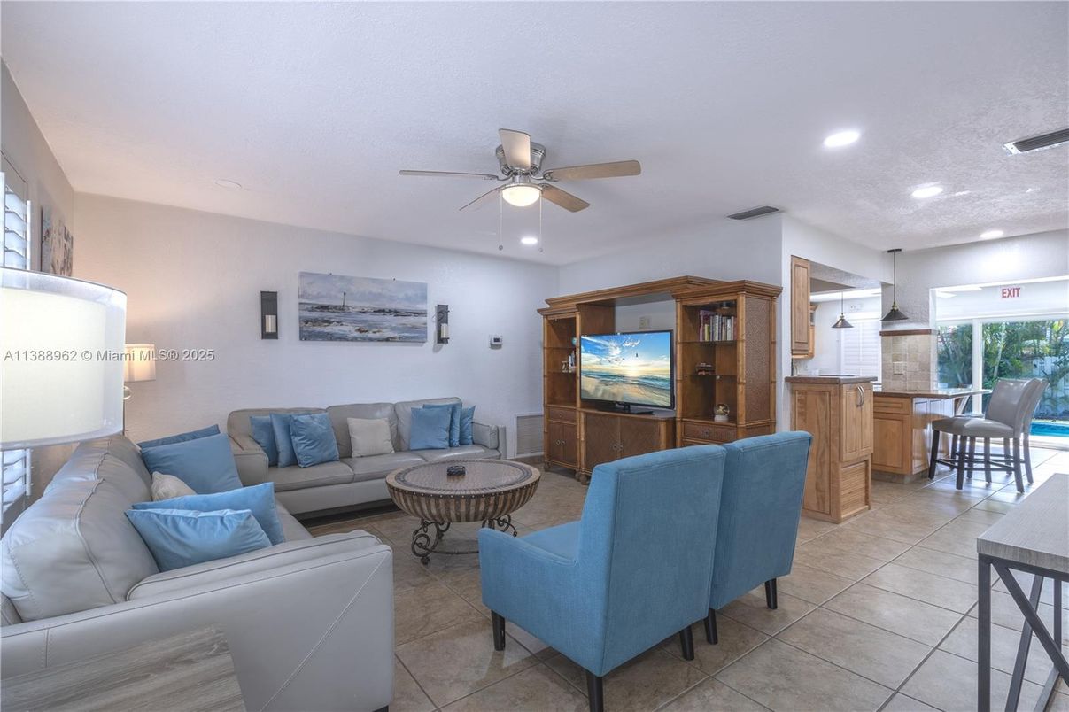 Dining room, Interior, Living room, Pendant Lights, Recessed Lighting