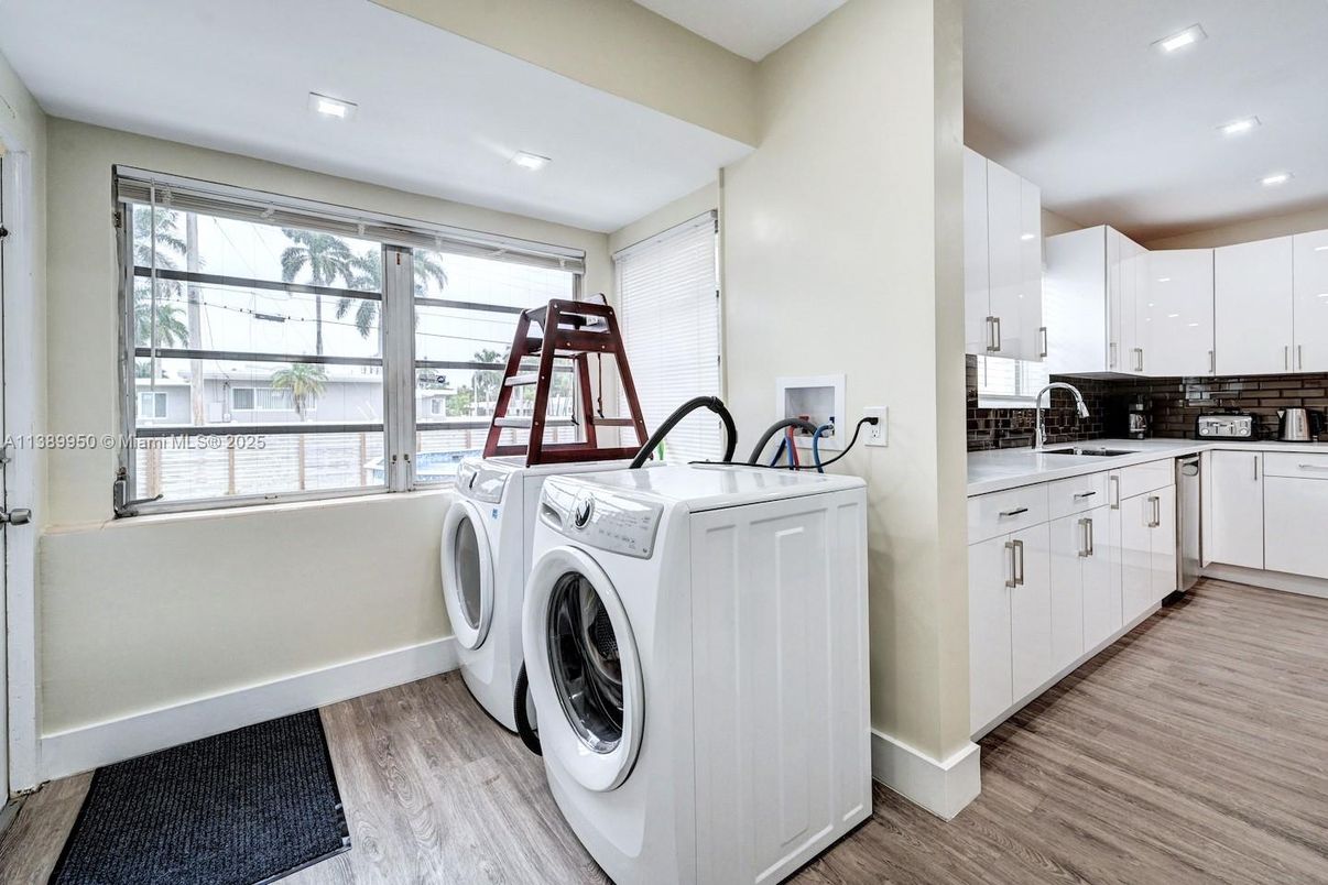 Interior, Recessed Lighting, Washer, Wood Texture Flooring
