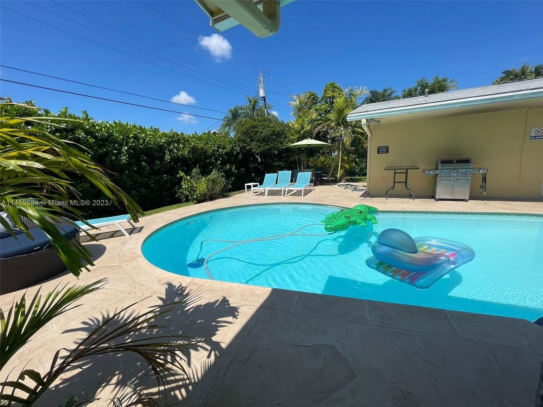 Exterior, Pool