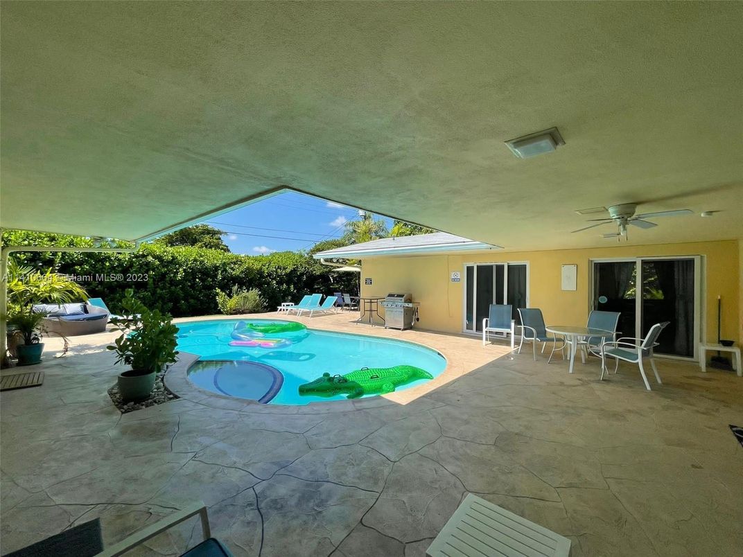 Exterior, Pool