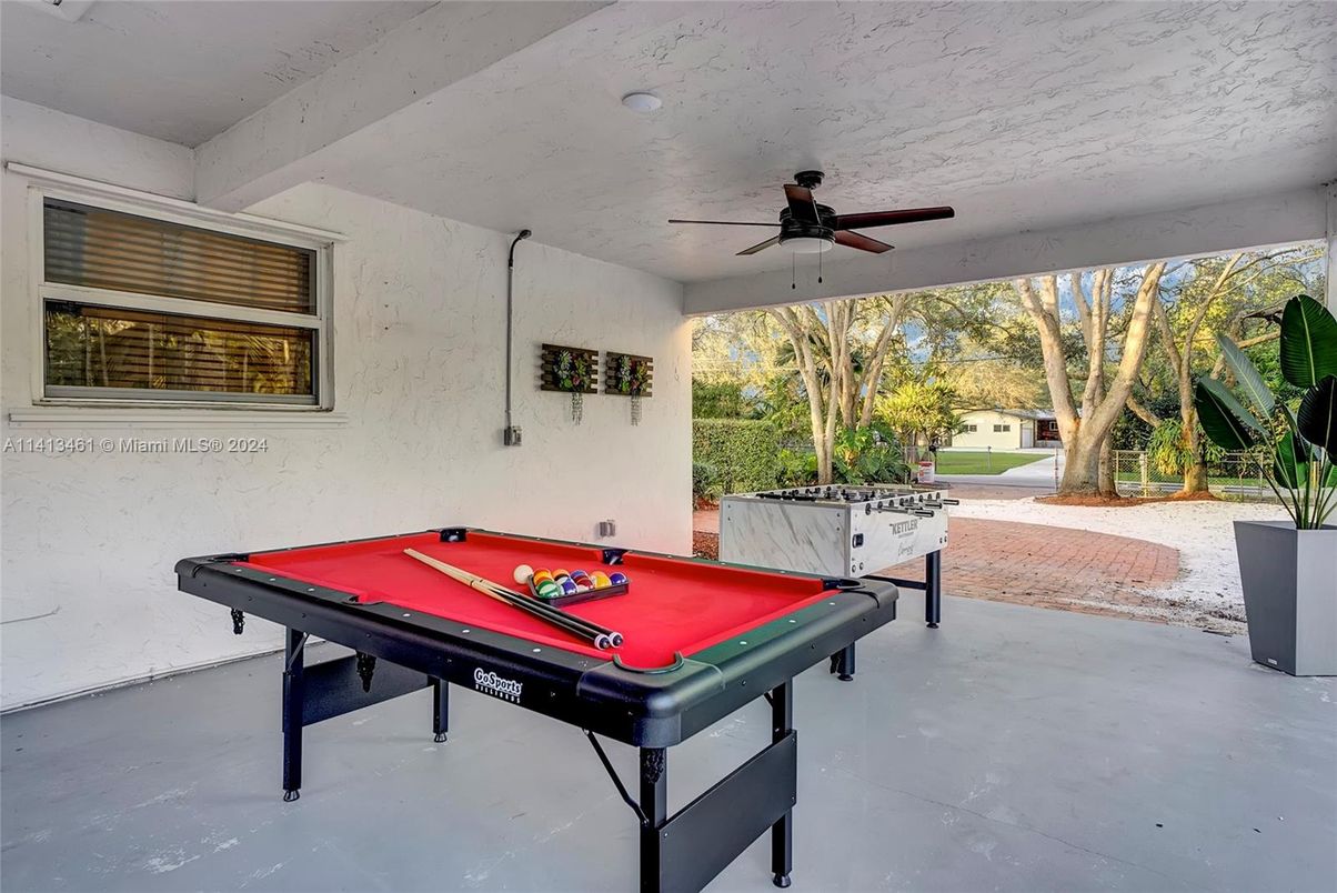 Billiard Table, Game Room, Interior