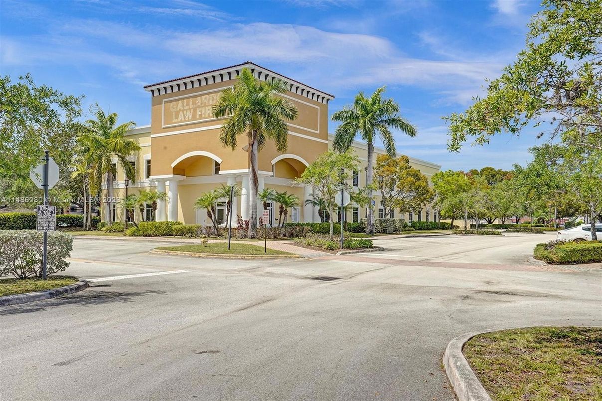 Exterior, Facade, Mediterranean