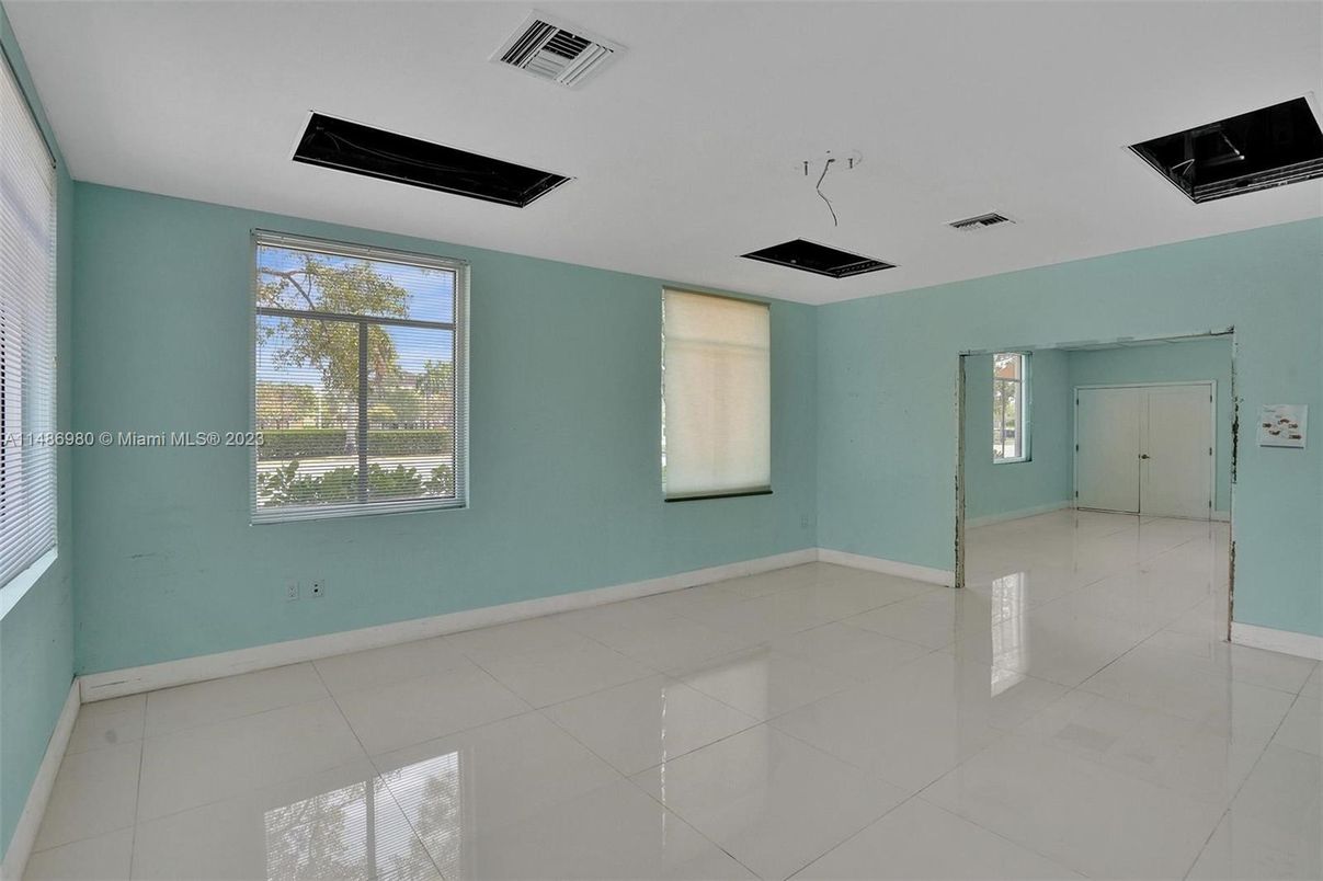 Empty room, Interior