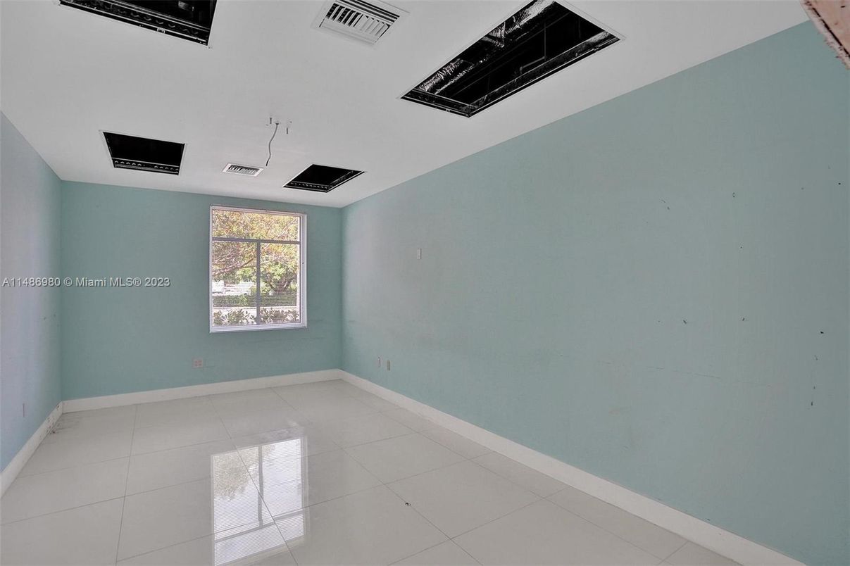 Empty room, Interior