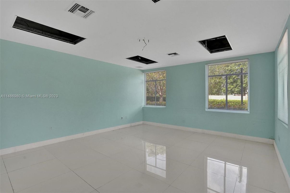 Empty room, Interior