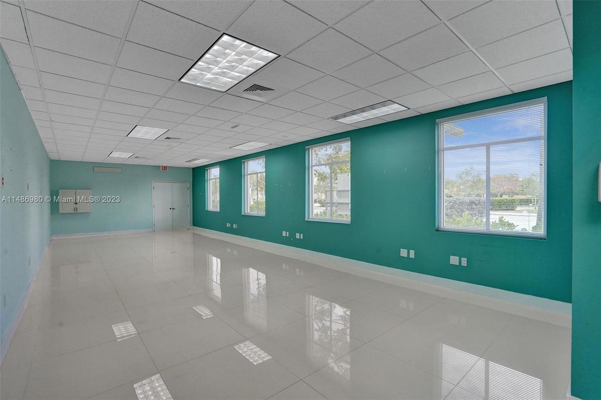 Empty room, Interior, Recessed Lighting