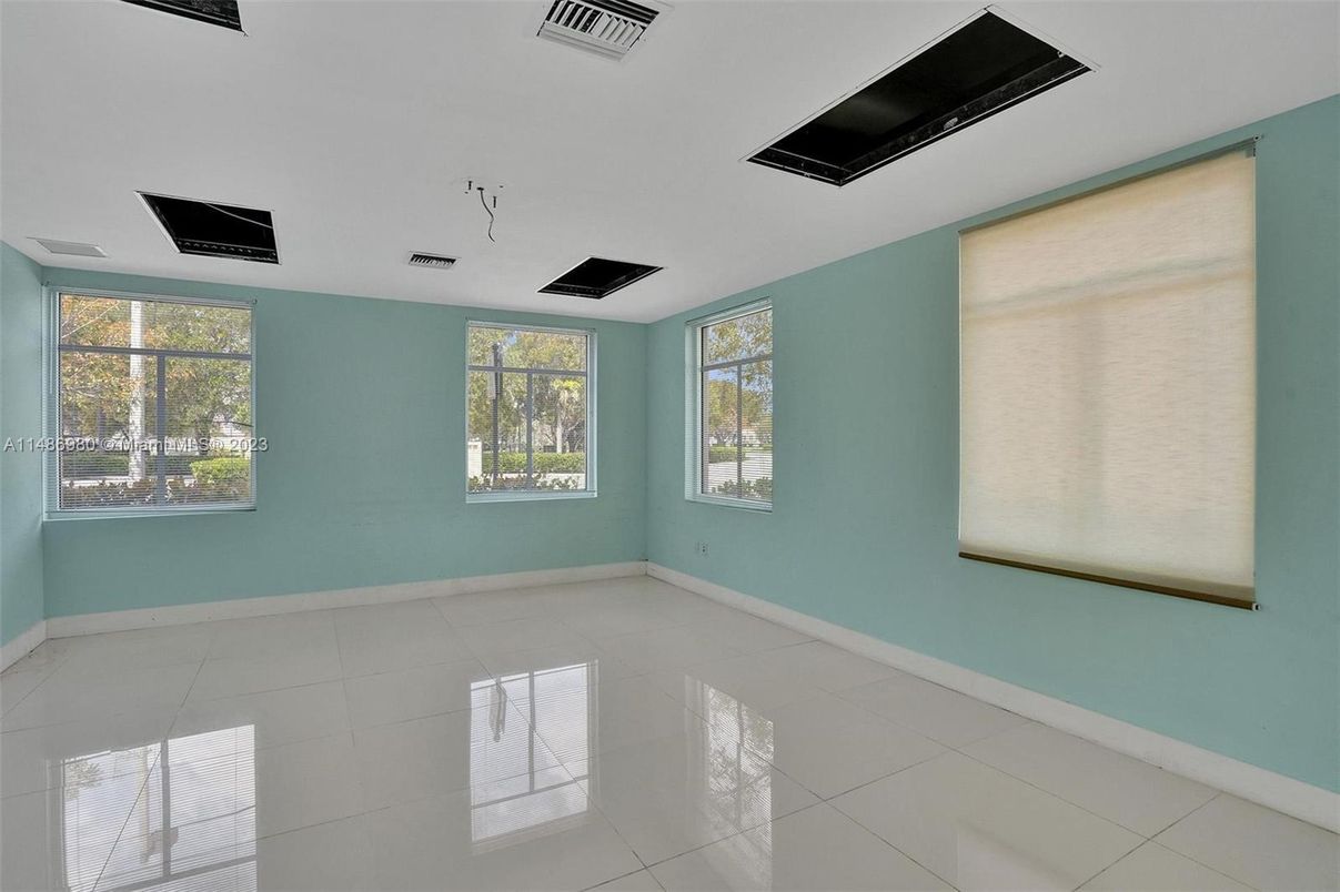 Empty room, Interior