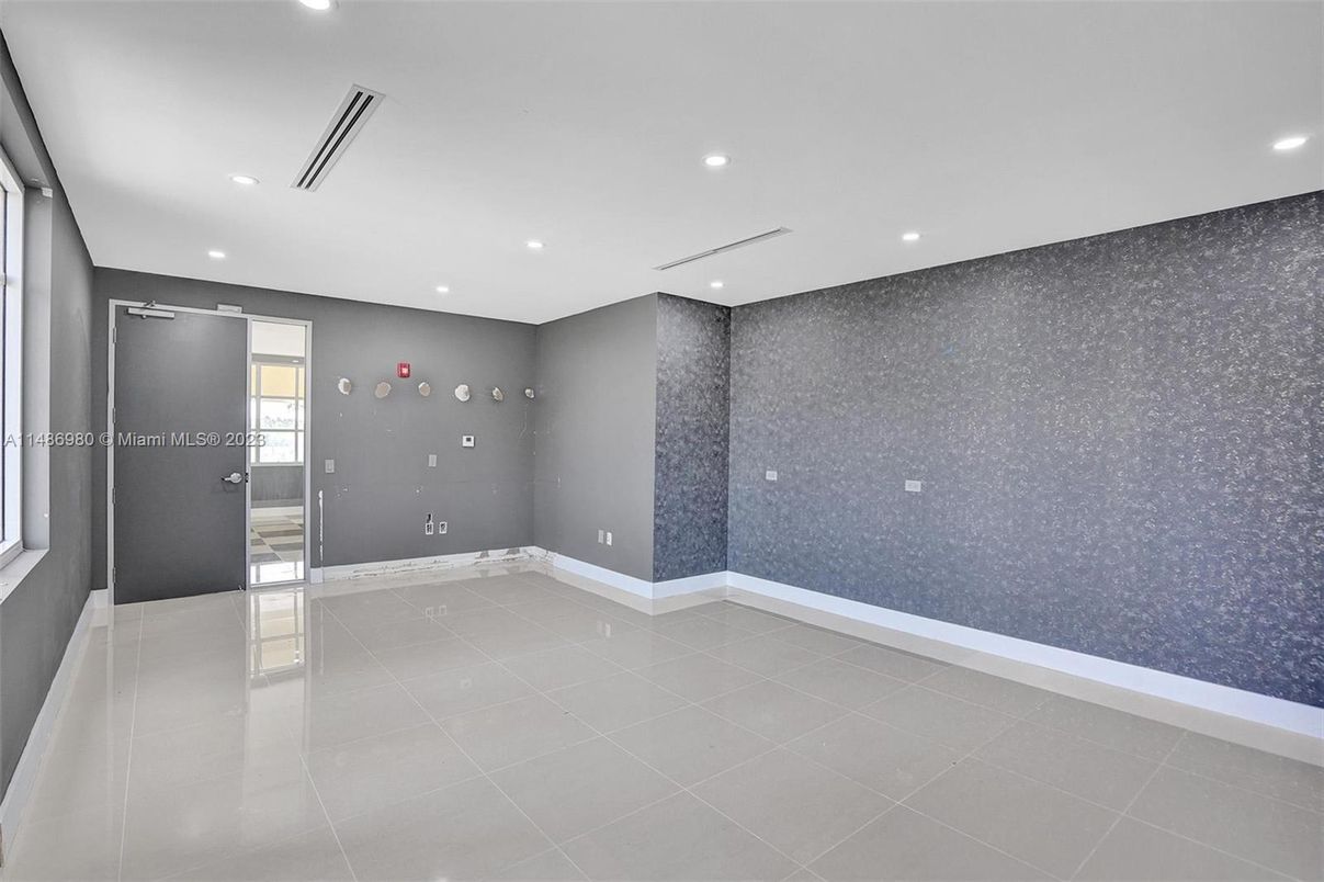 Empty room, Interior, Recessed Lighting